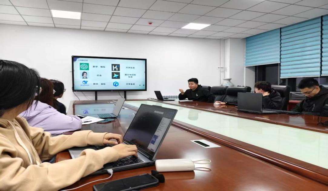提升數(shù)字素養(yǎng)，賦能職業(yè)未來——機(jī)械工程學(xué)院就業(yè)委員會開展辦公技能與AI應(yīng)用專項培訓(xùn)